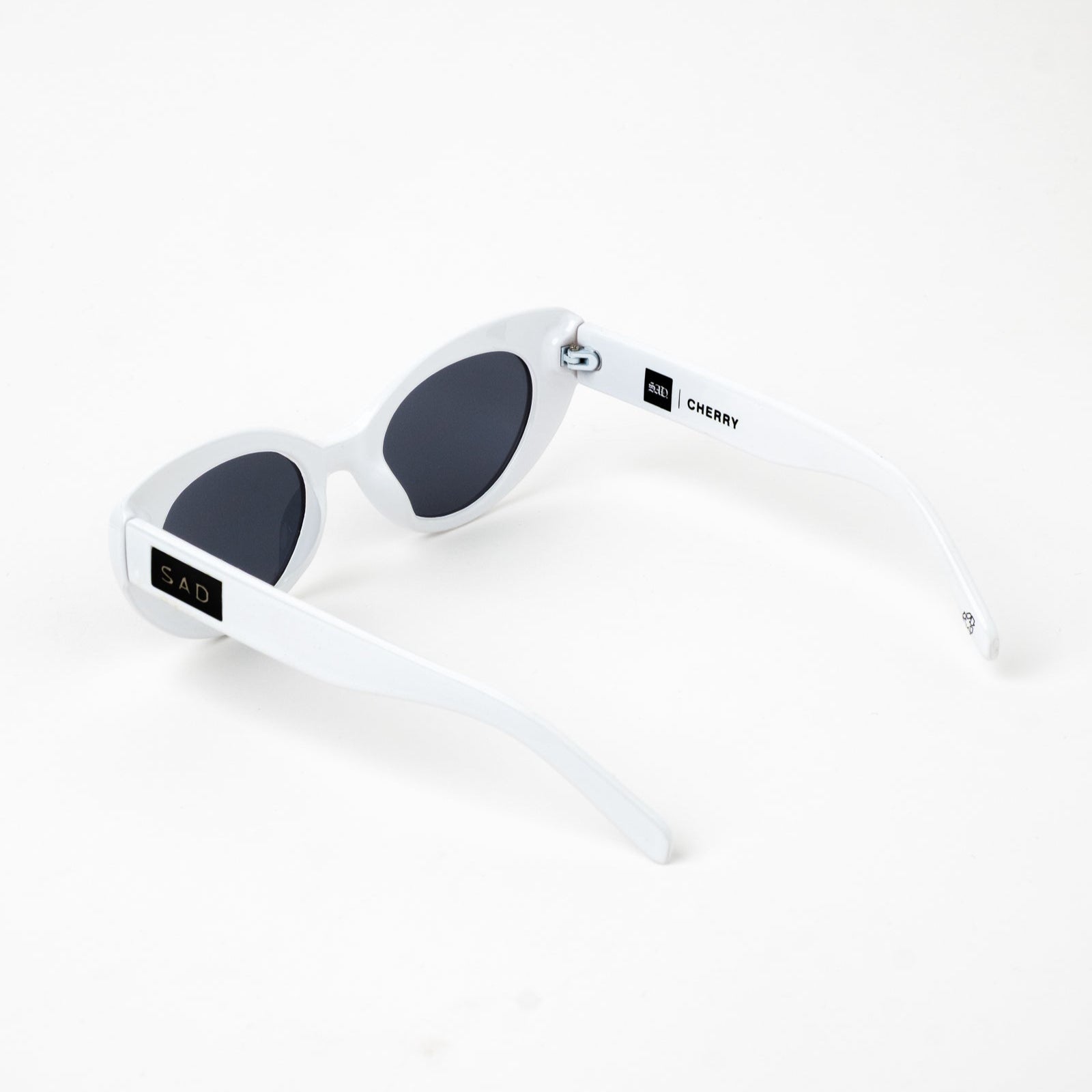 CHERRY // ANTI FLASH WHITE